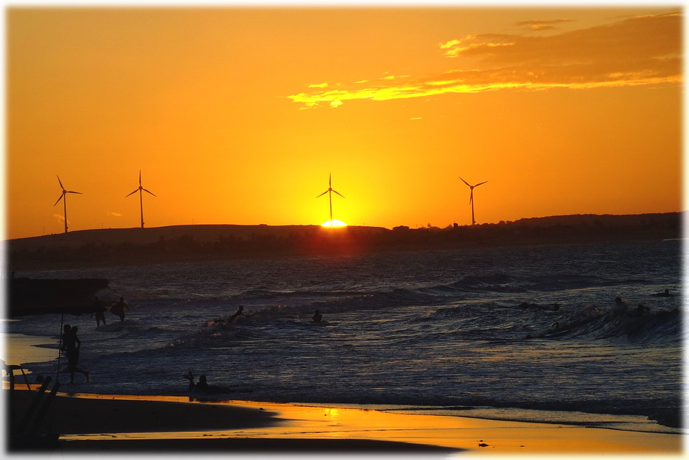 Pôr do sol com aerogeradores na Taíba