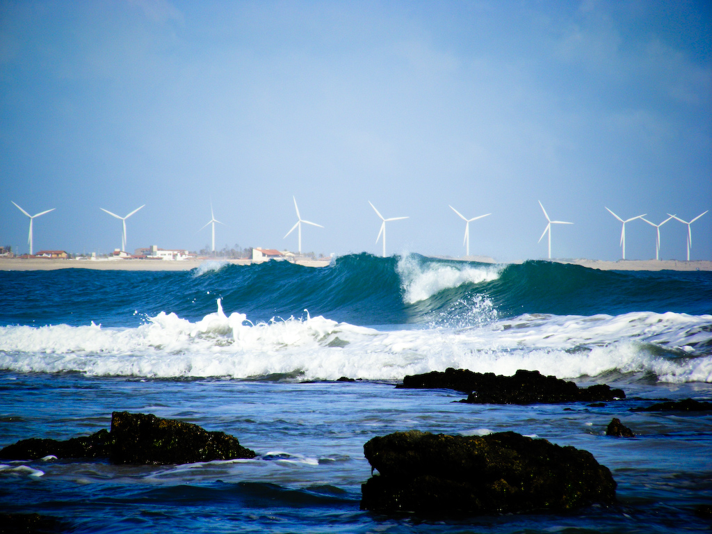 Ondas e parque eólico no litoral
